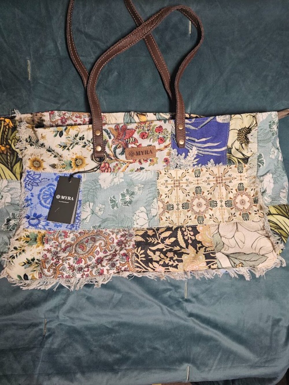 Myra Sundial Hollow Weekender Bag in Multi Patch NWT - Picture 3 of 7